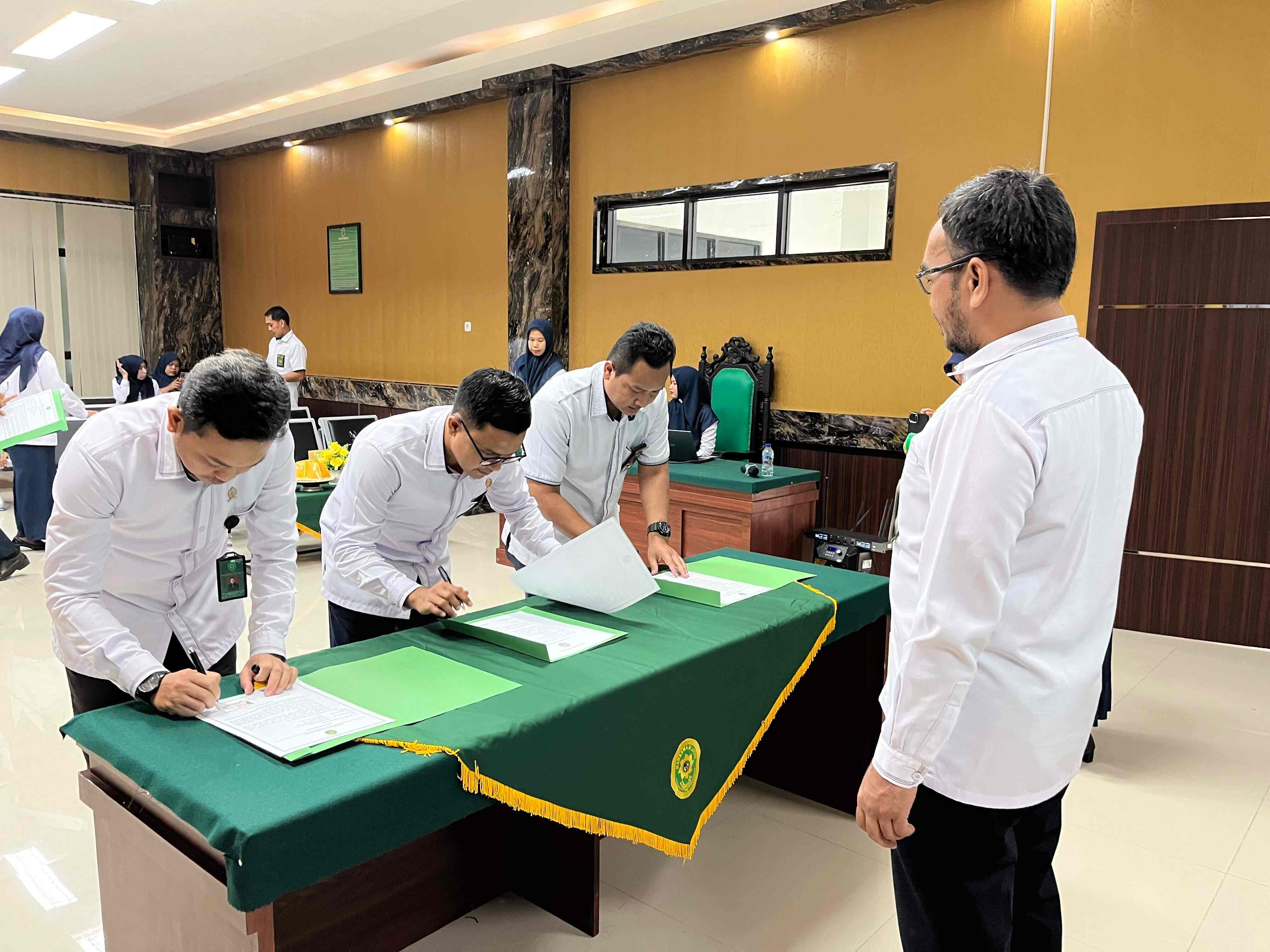 PAKTA INTEGRITAS TEGUHKAN KEWIBAWAAN DAN KEJUJURAN